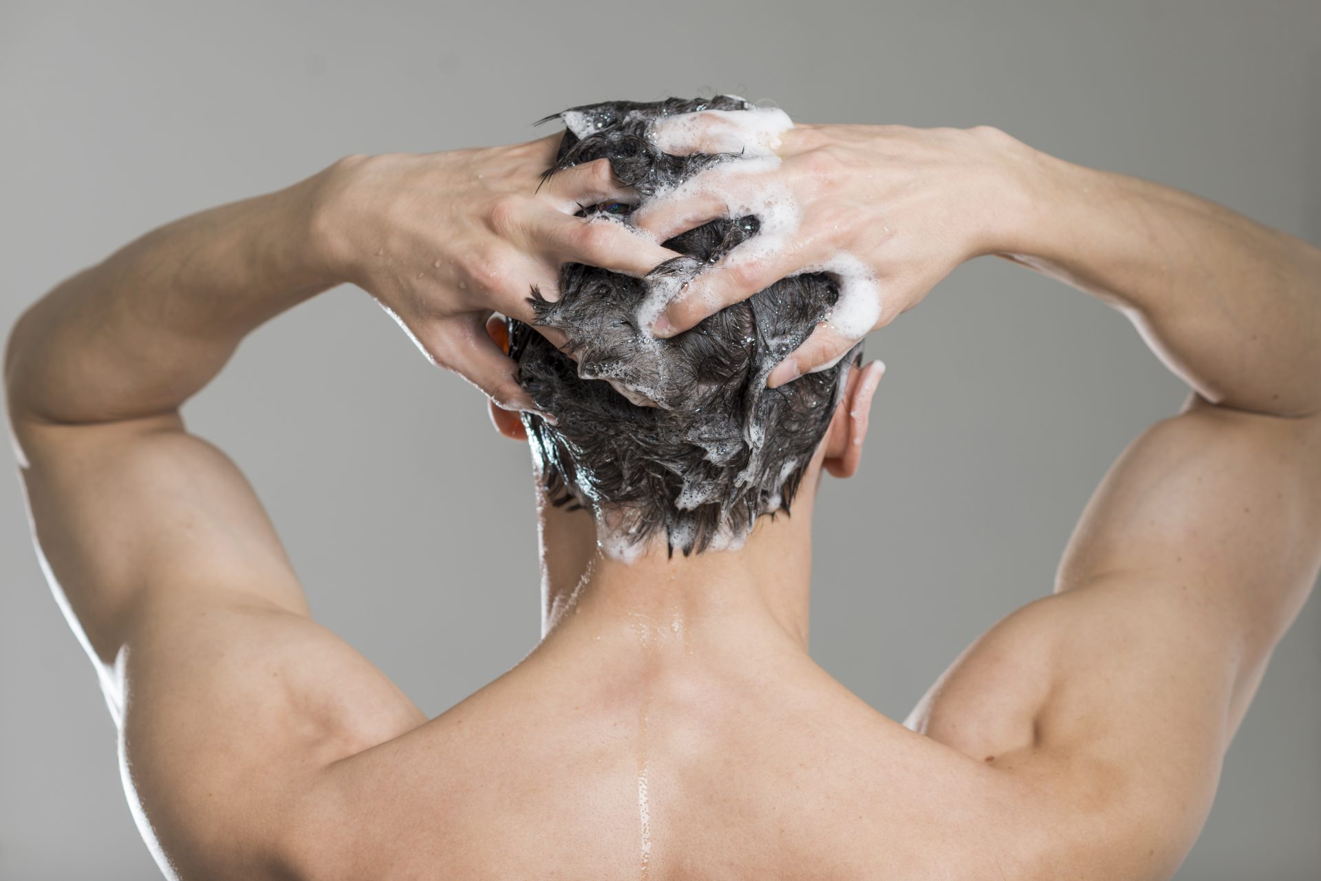 Мужчина моет волосы. Мытье головы мужское. Мытье волос мужчина. Мужчина моет голову. Мытая голова.
